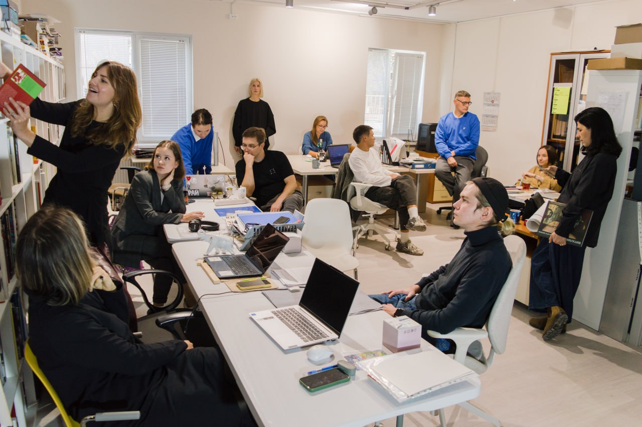 Галерея «Виктория» в поиске новых сотрудников