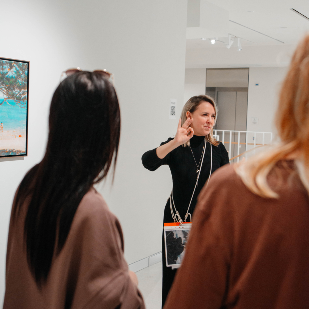 Экскурсия на русском жестовом языке по выставке «Самое красивое место, где я когда-либо был»