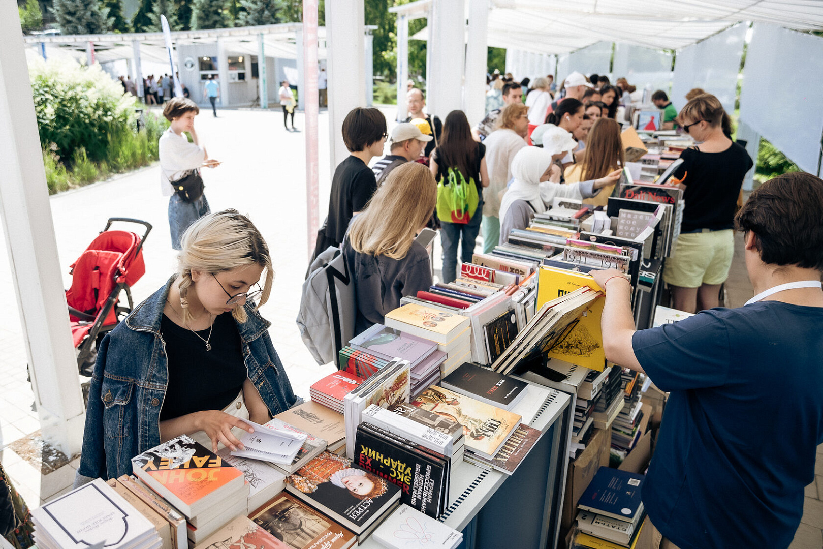 Галерея Виктория на книжном фестивале «Смены»